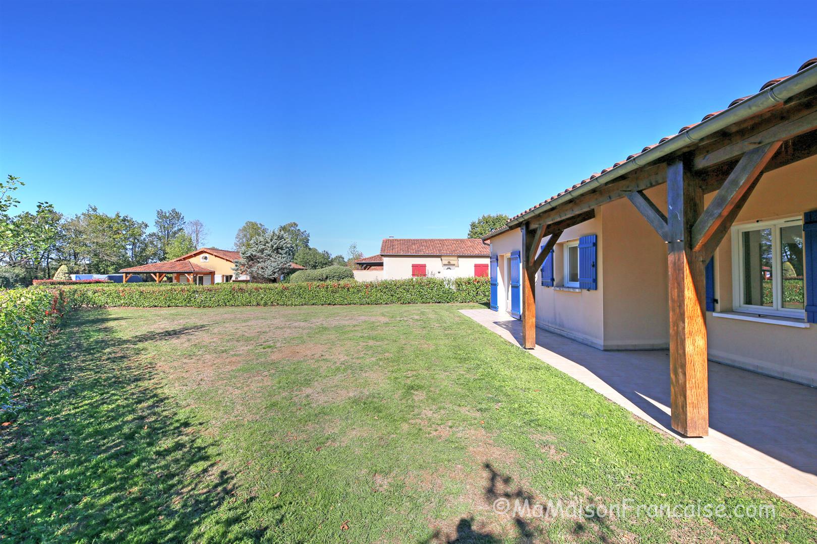Villa 3 bed/2bath near 27 hole golf course, with on site facilities including swimming pool