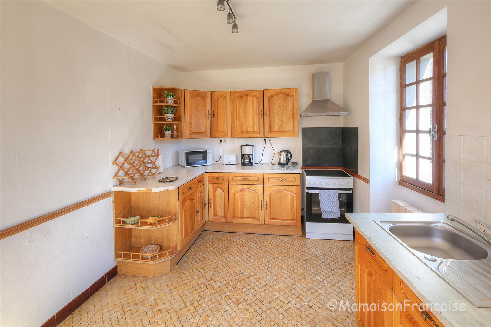 Detached 4 bed/2 bath village house with courtyard, garden & garage.