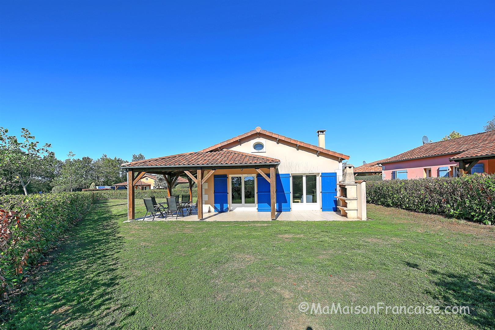 Villa 3 bed/2bath near 27 hole golf course, with on site facilities including swimming pool