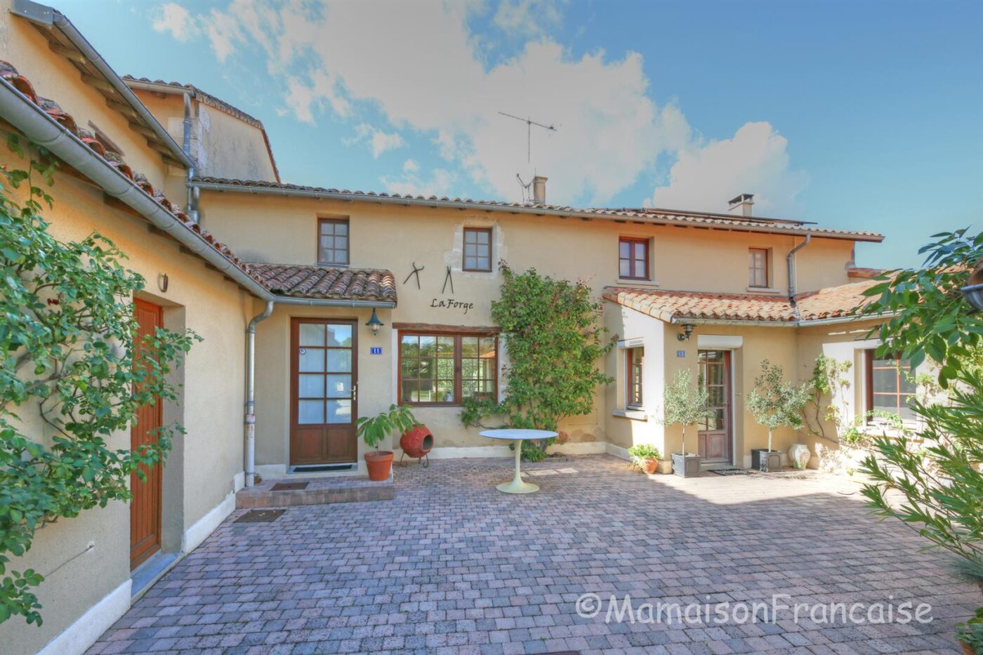 Immaculate village house 3bed/2bath, large gardens next to a golf course