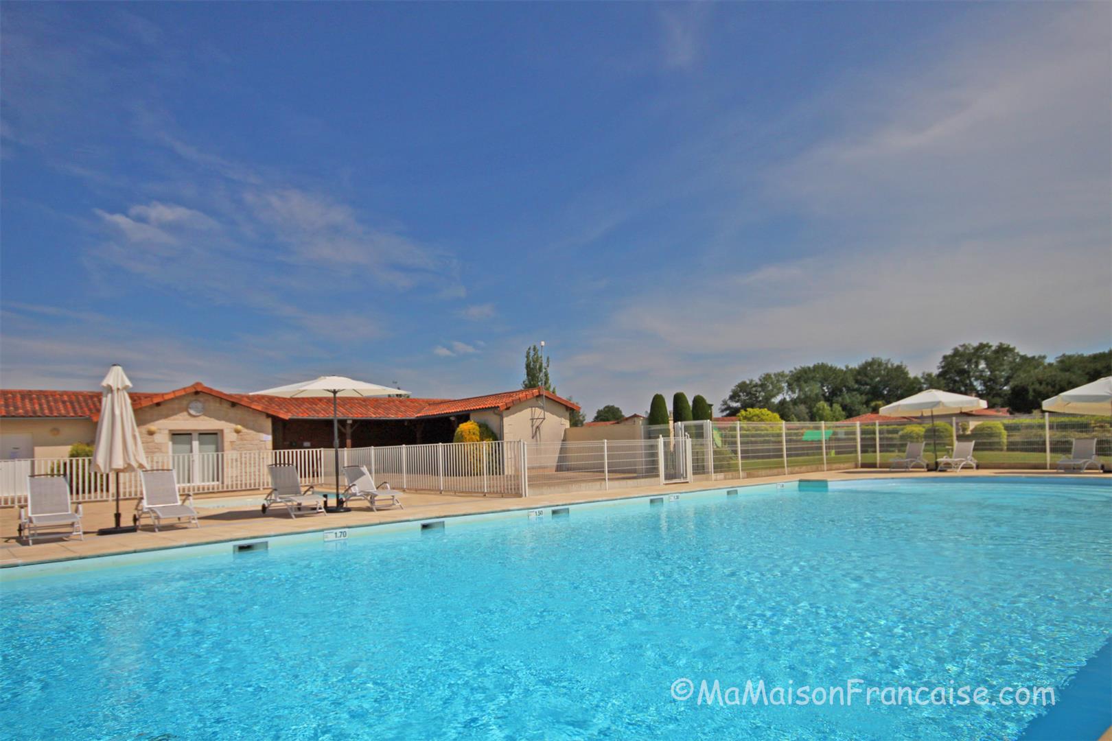 Villa 3 bed/2bath near 27 hole golf course, with on site facilities including swimming pool