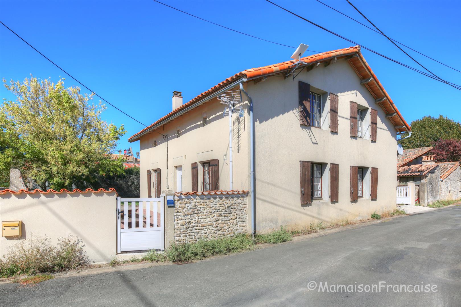 Detached 4 bed/2 bath village house with courtyard, garden & garage.