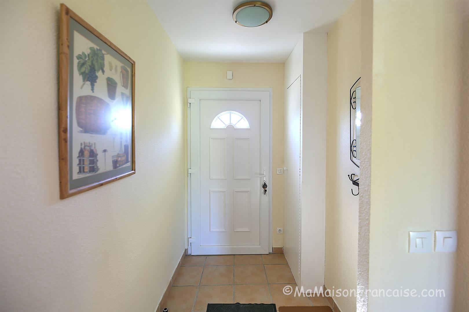 Well maintained 2bed/2bath Villa, communal swimming pool close to a 27 hole golf course