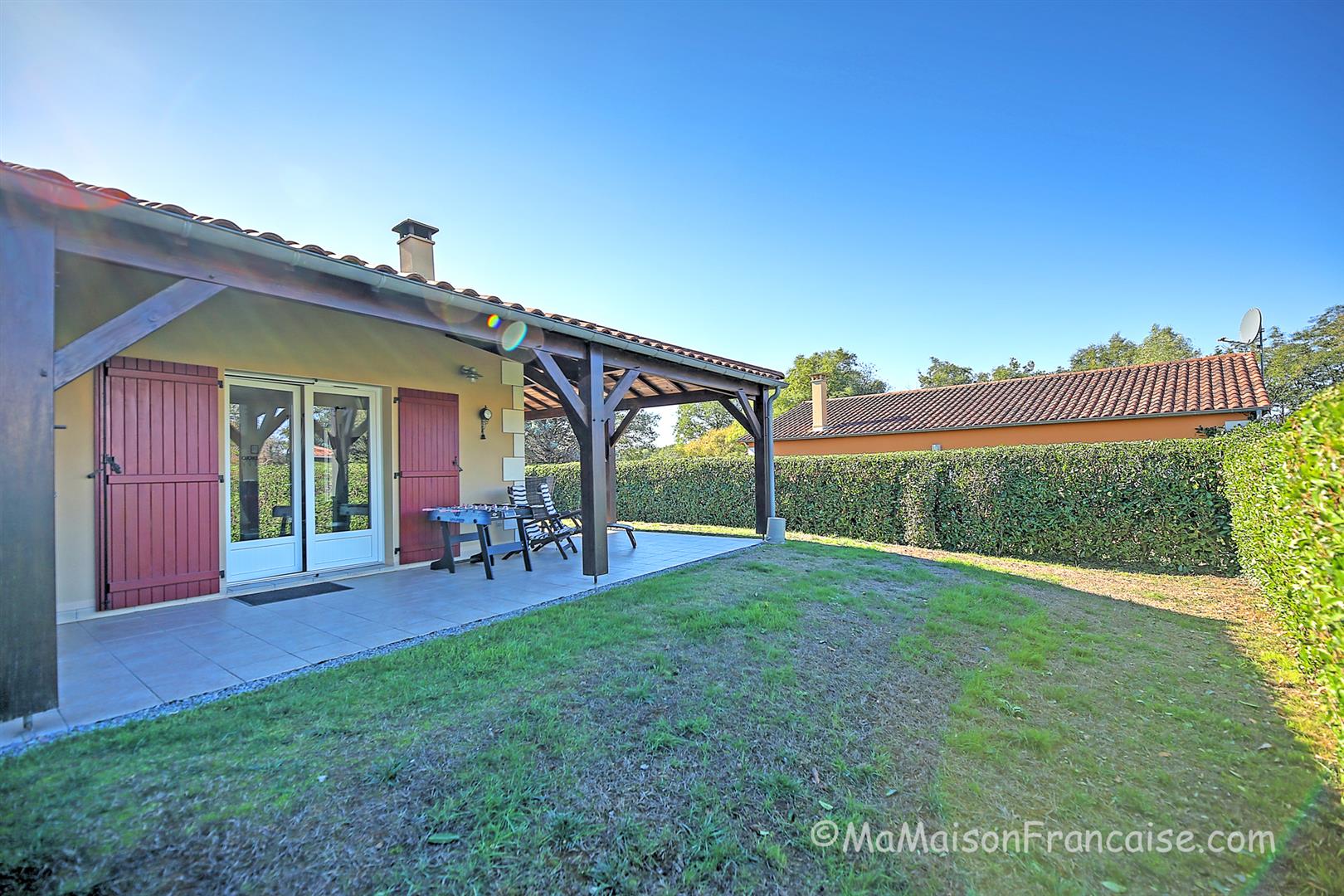 Well maintained 2bed/2bath Villa, communal swimming pool close to a 27 hole golf course