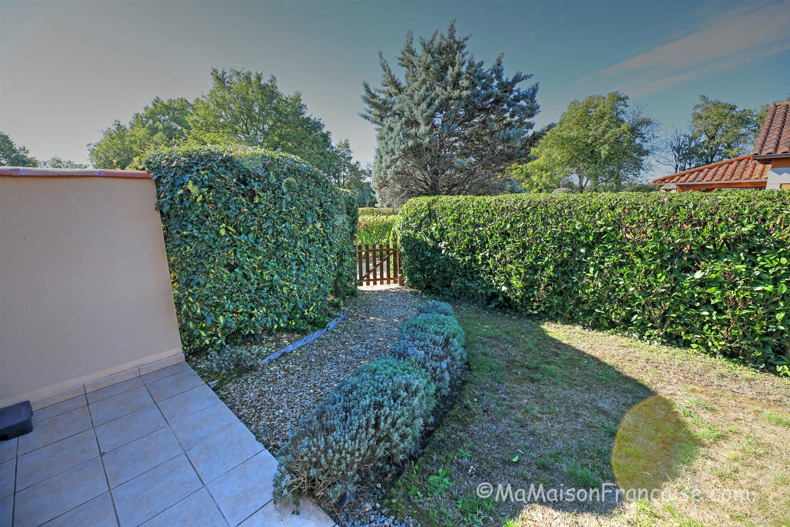 Well maintained 2bed/2bath Villa, communal swimming pool close to a 27 hole golf course