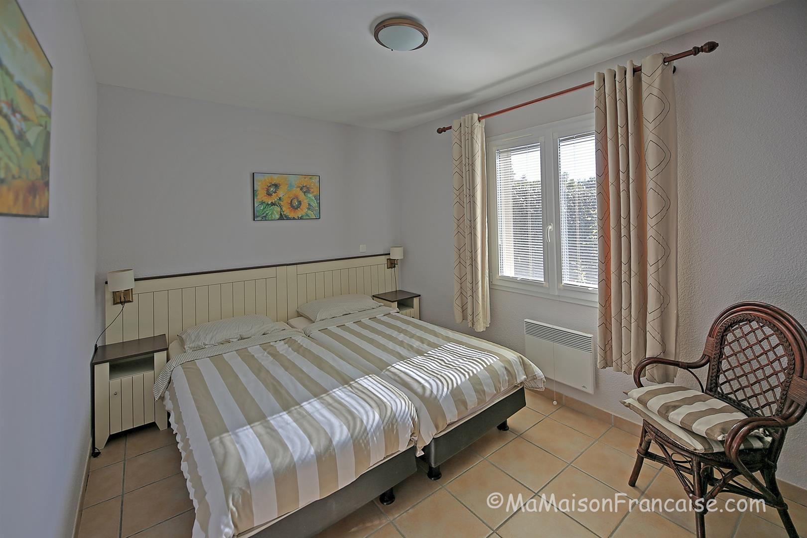 Well maintained 2bed/2bath Villa, communal swimming pool close to a 27 hole golf course
