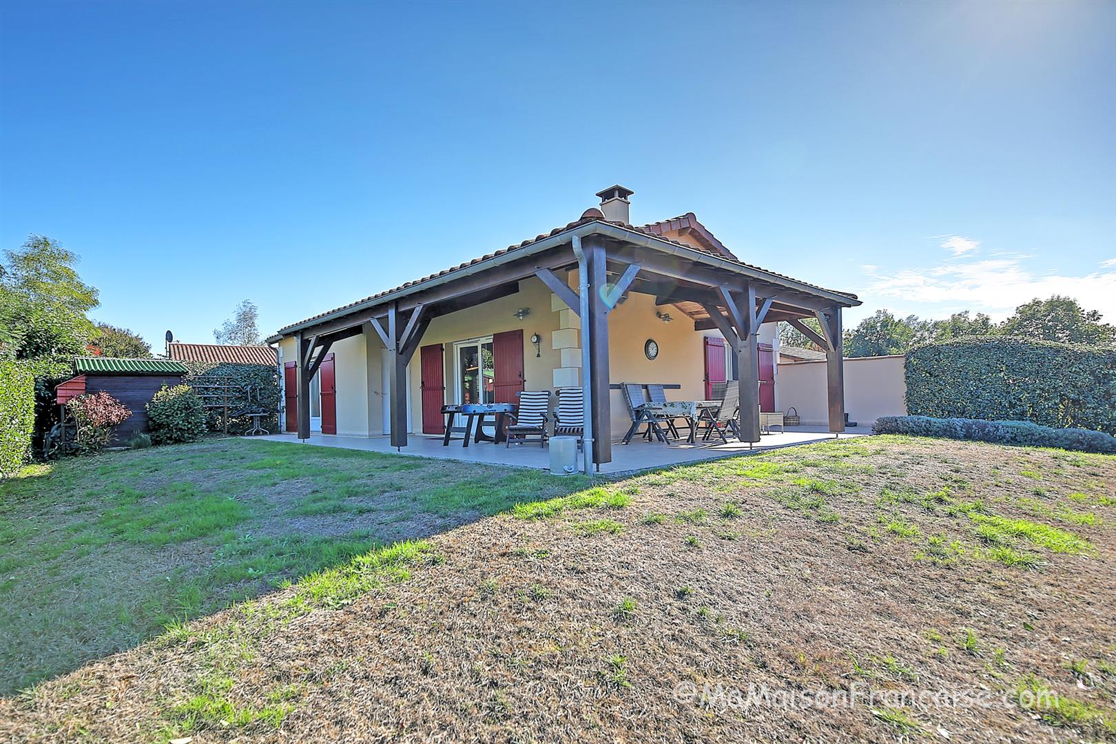 Well maintained 2bed/2bath Villa, communal swimming pool close to a 27 hole golf course