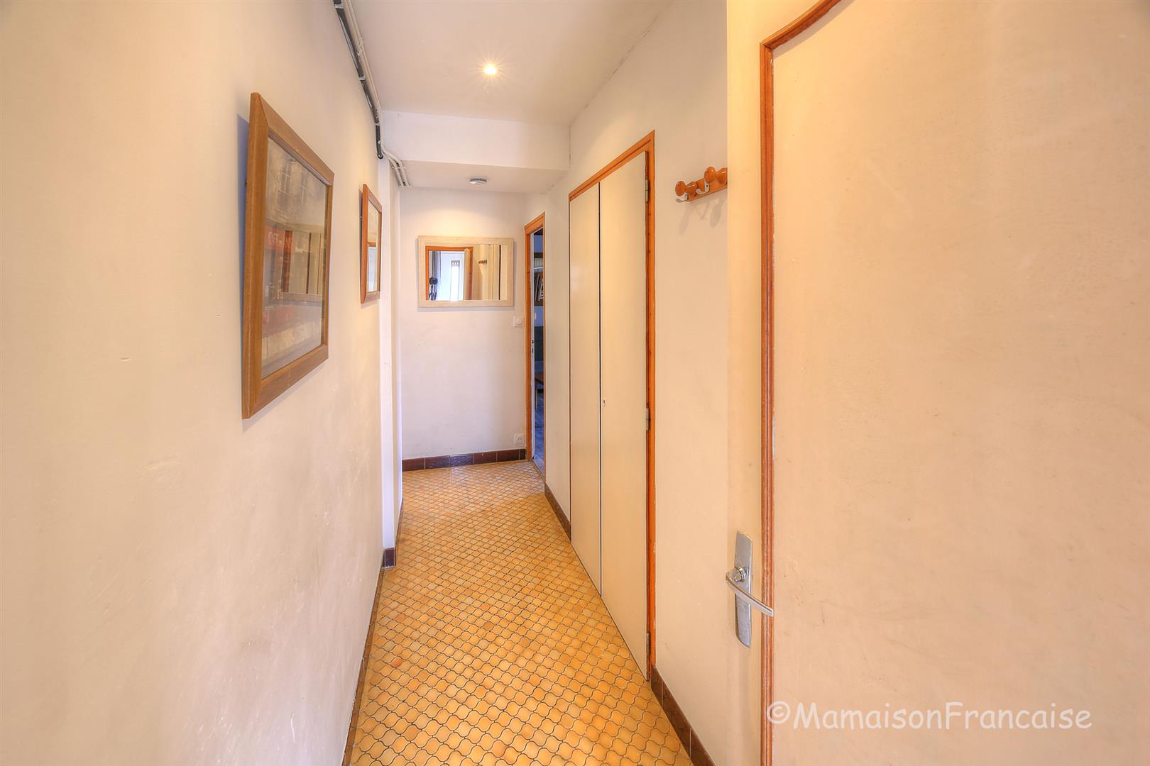 Detached 4 bed/2 bath village house with courtyard, garden & garage.