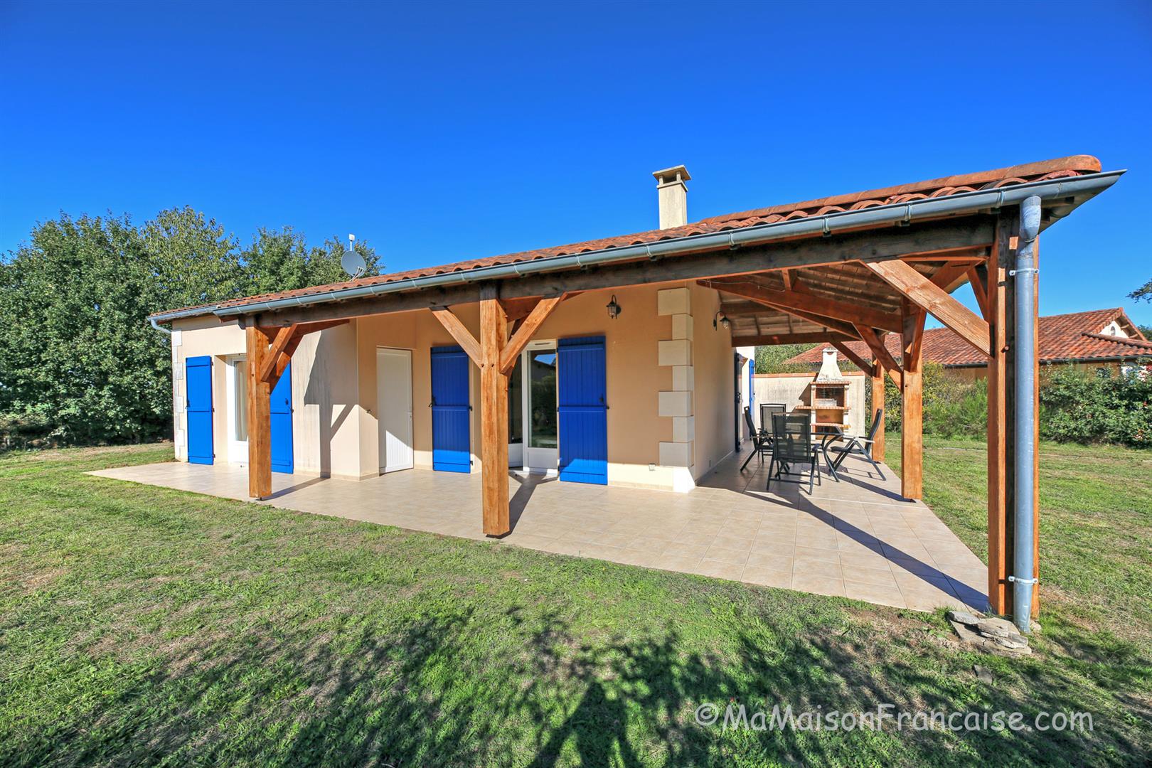 Immaculate 2bed/2bath Villa, communal swimming pool close to a 27 hole golf course