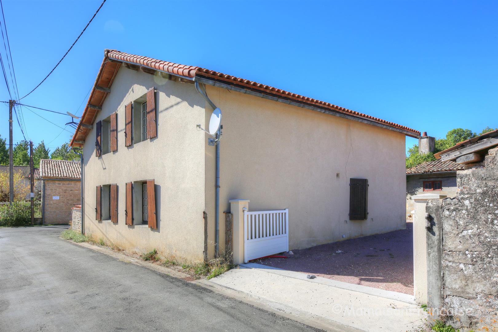 Detached 4 bed/2 bath village house with courtyard, garden & garage.