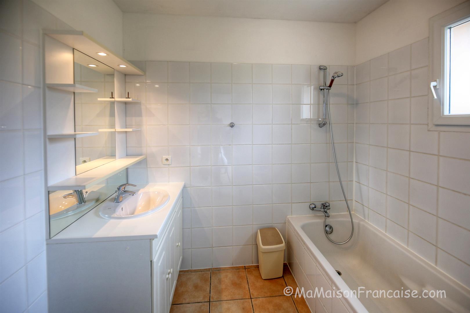 Villa 3 bed/2bath near 27 hole golf course, with on site facilities including swimming pool