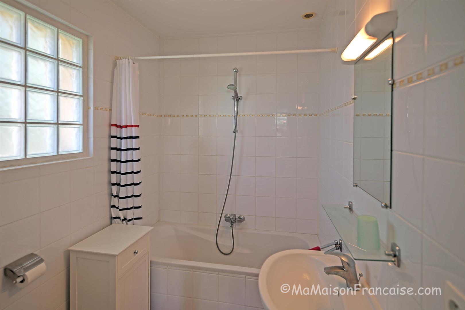 Well maintained 2bed/2bath Villa, communal swimming pool close to a 27 hole golf course