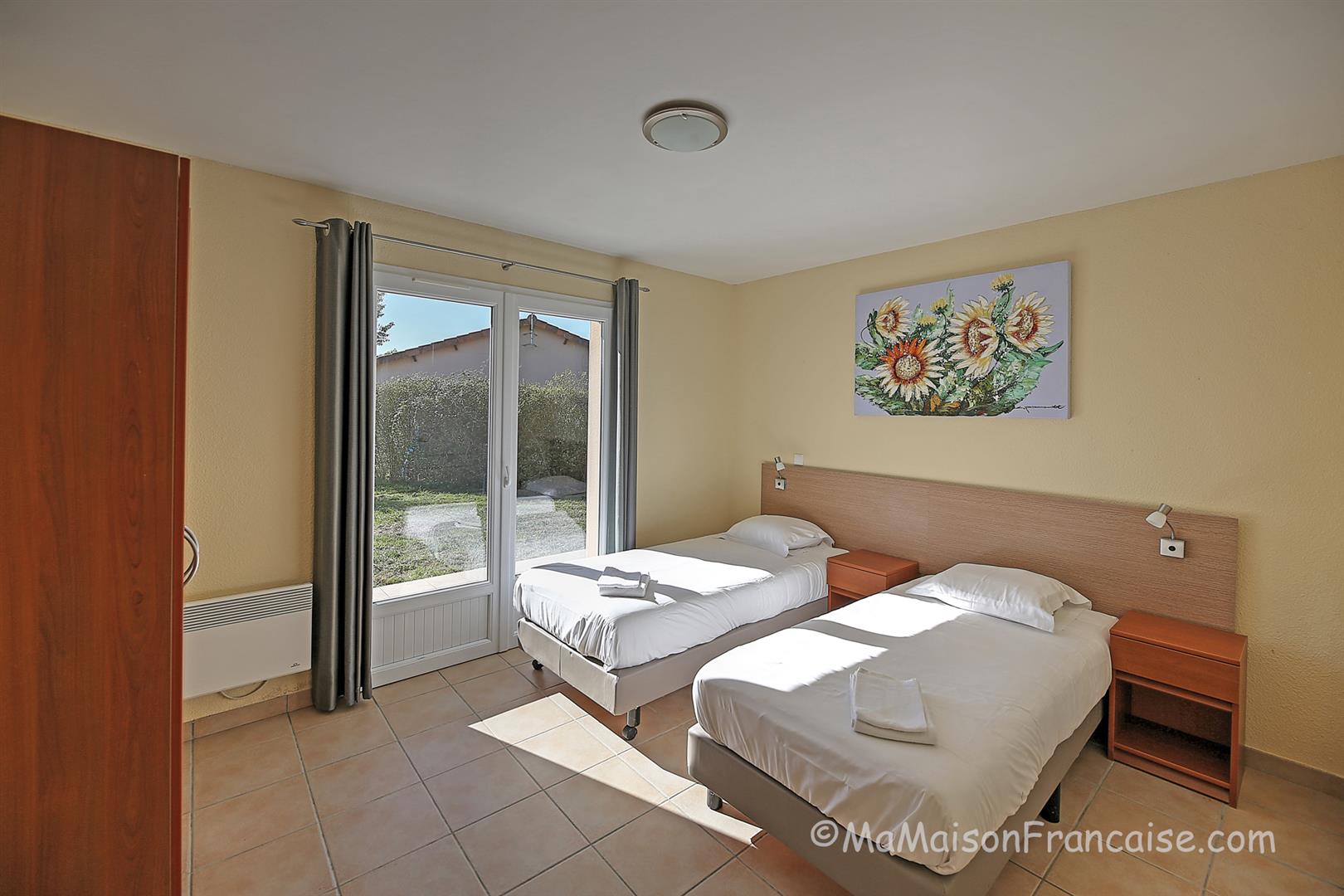 Immaculate 2bed/2bath Villa, communal swimming pool close to a 27 hole golf course
