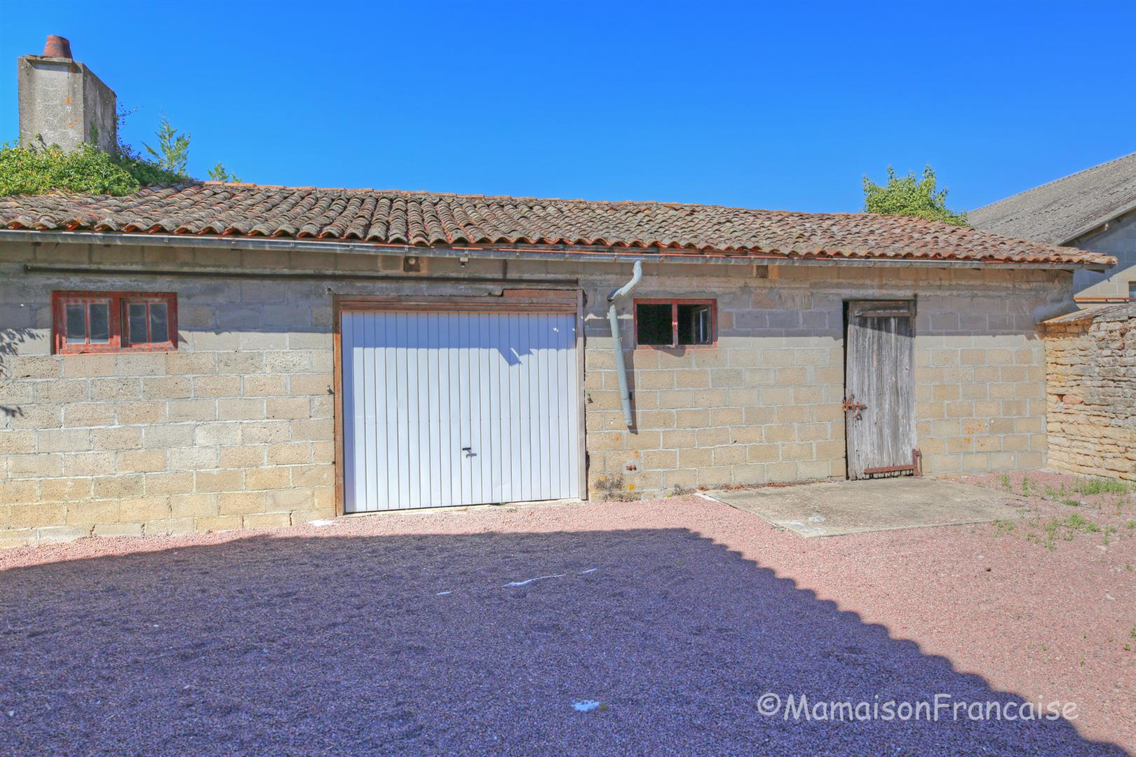 Detached 4 bed/2 bath village house with courtyard, garden & garage.