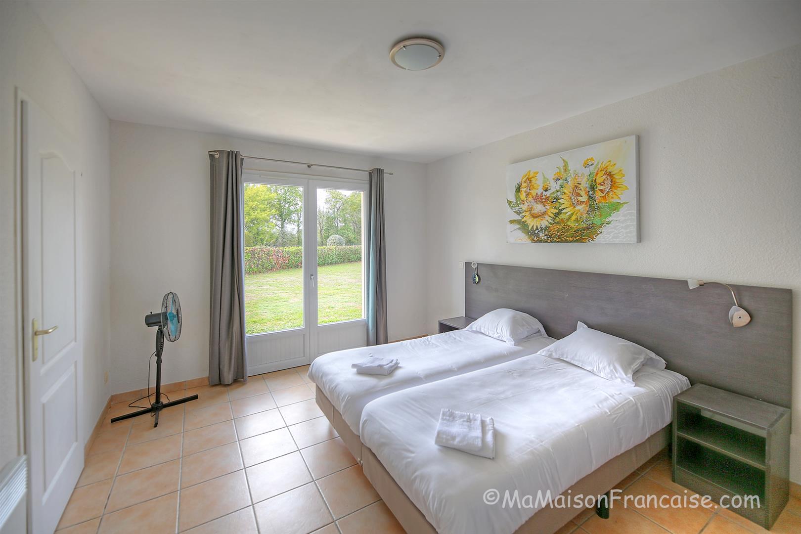 Villa 3 bed/2bath near 27 hole golf course, with on site facilities including swimming pool