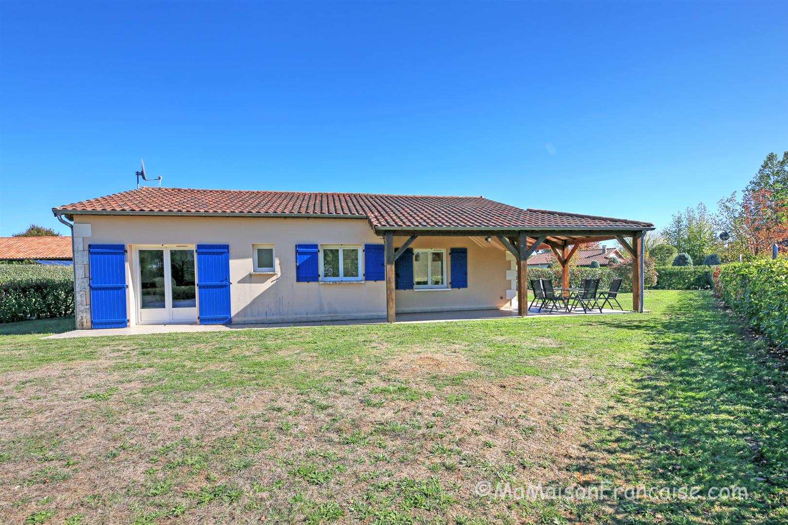 Villa 3 bed/2bath near 27 hole golf course, with on site facilities including swimming pool