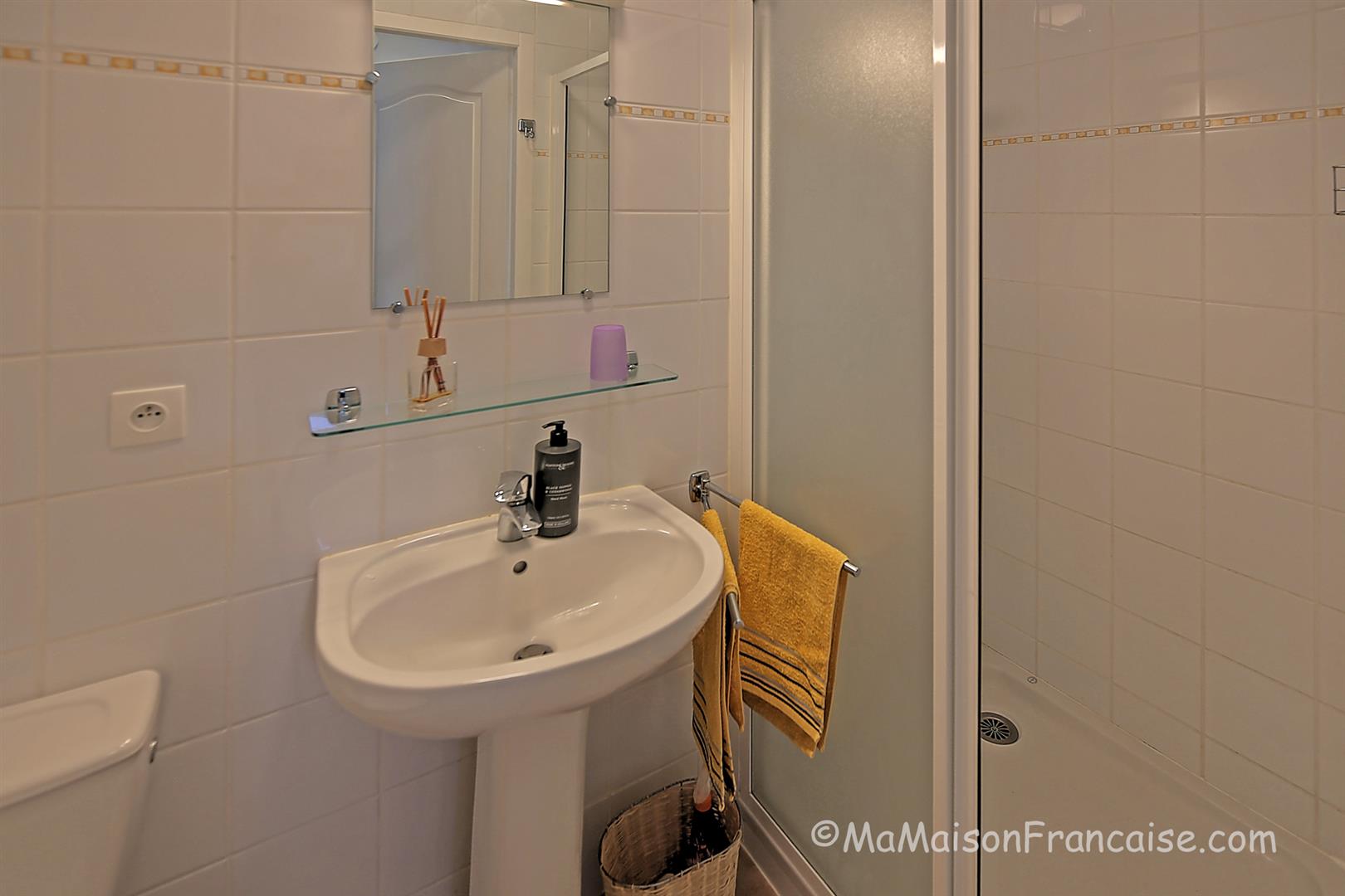 Well maintained 2bed/2bath Villa, communal swimming pool close to a 27 hole golf course