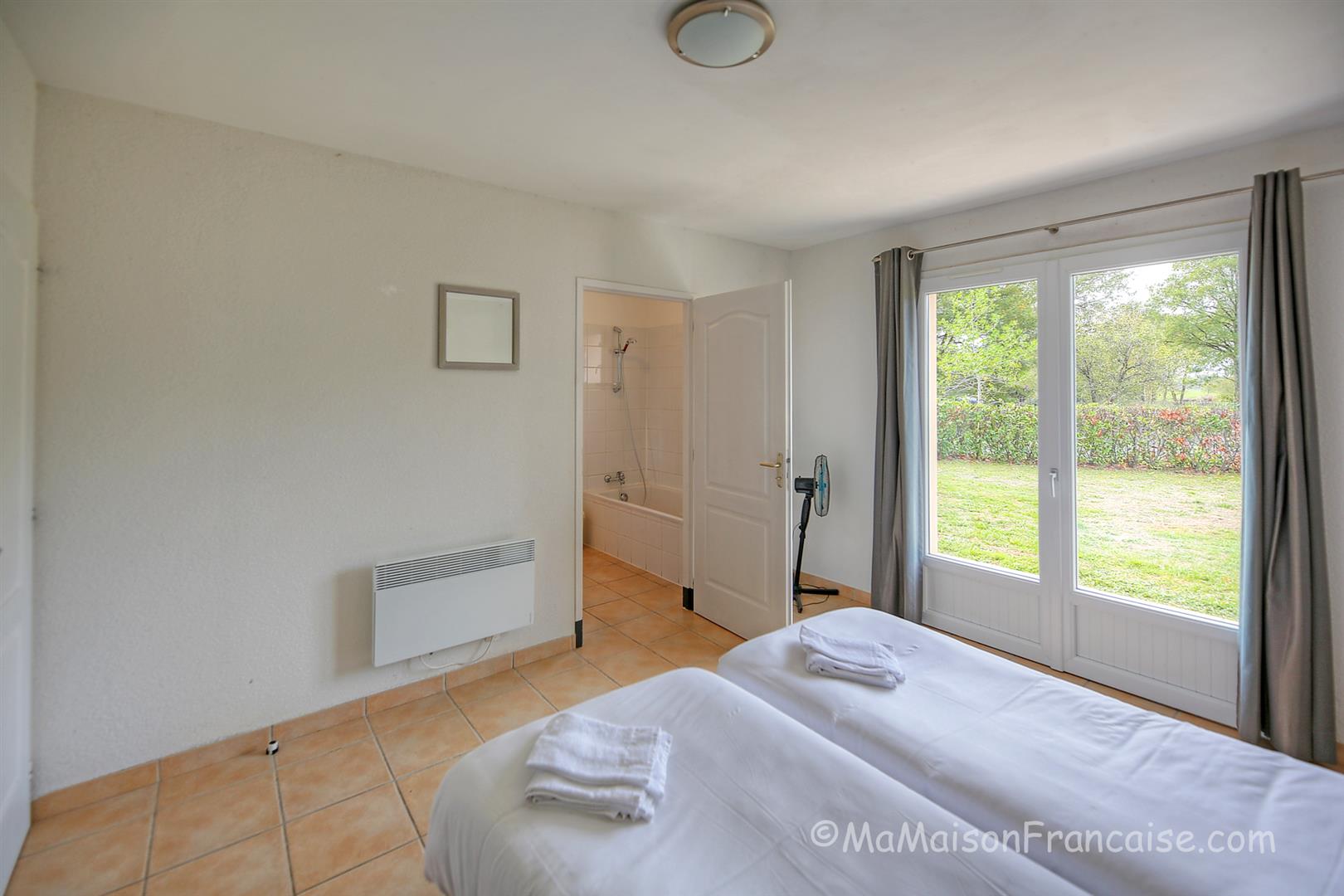 Villa 3 bed/2bath near 27 hole golf course, with on site facilities including swimming pool