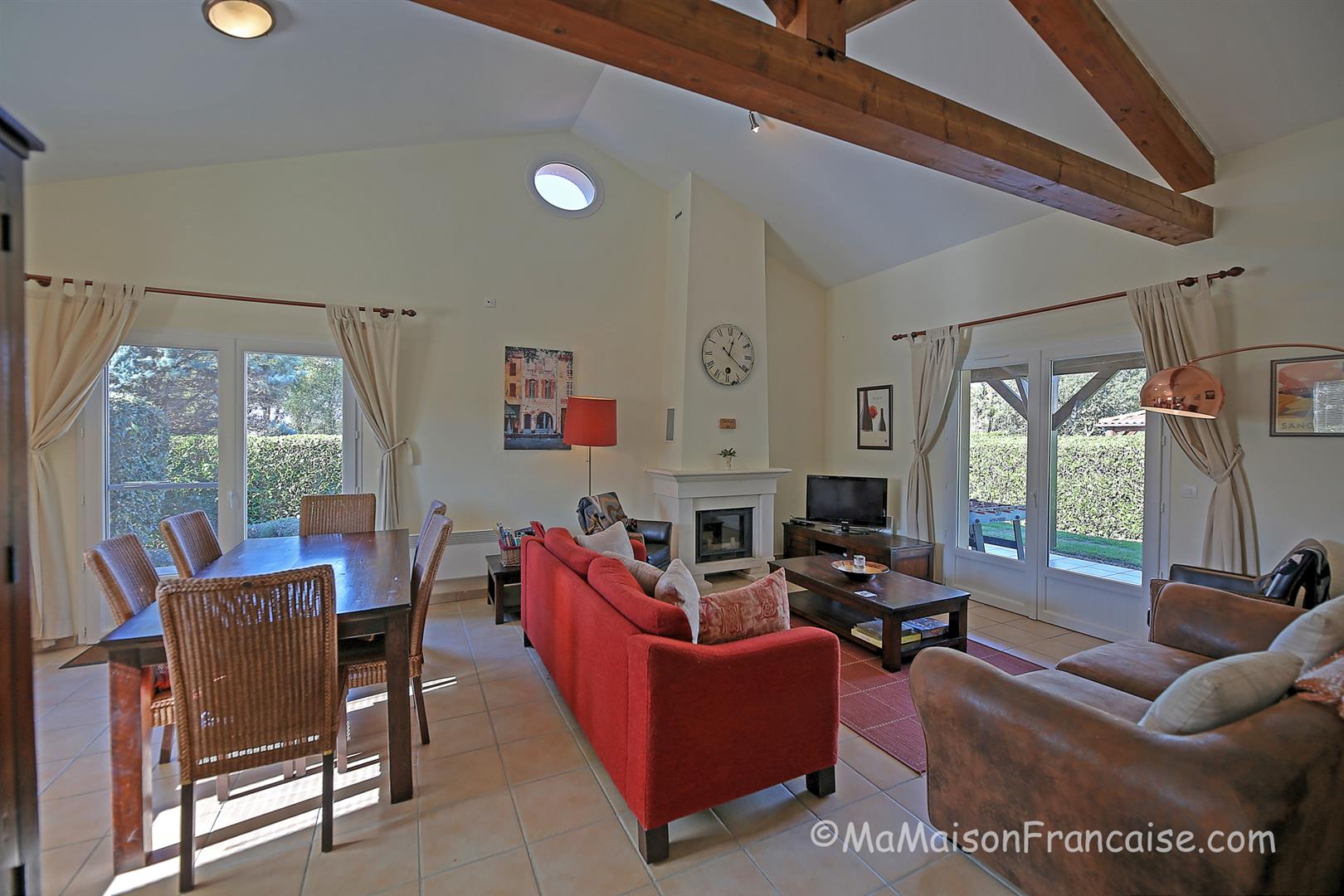 Well maintained 2bed/2bath Villa, communal swimming pool close to a 27 hole golf course