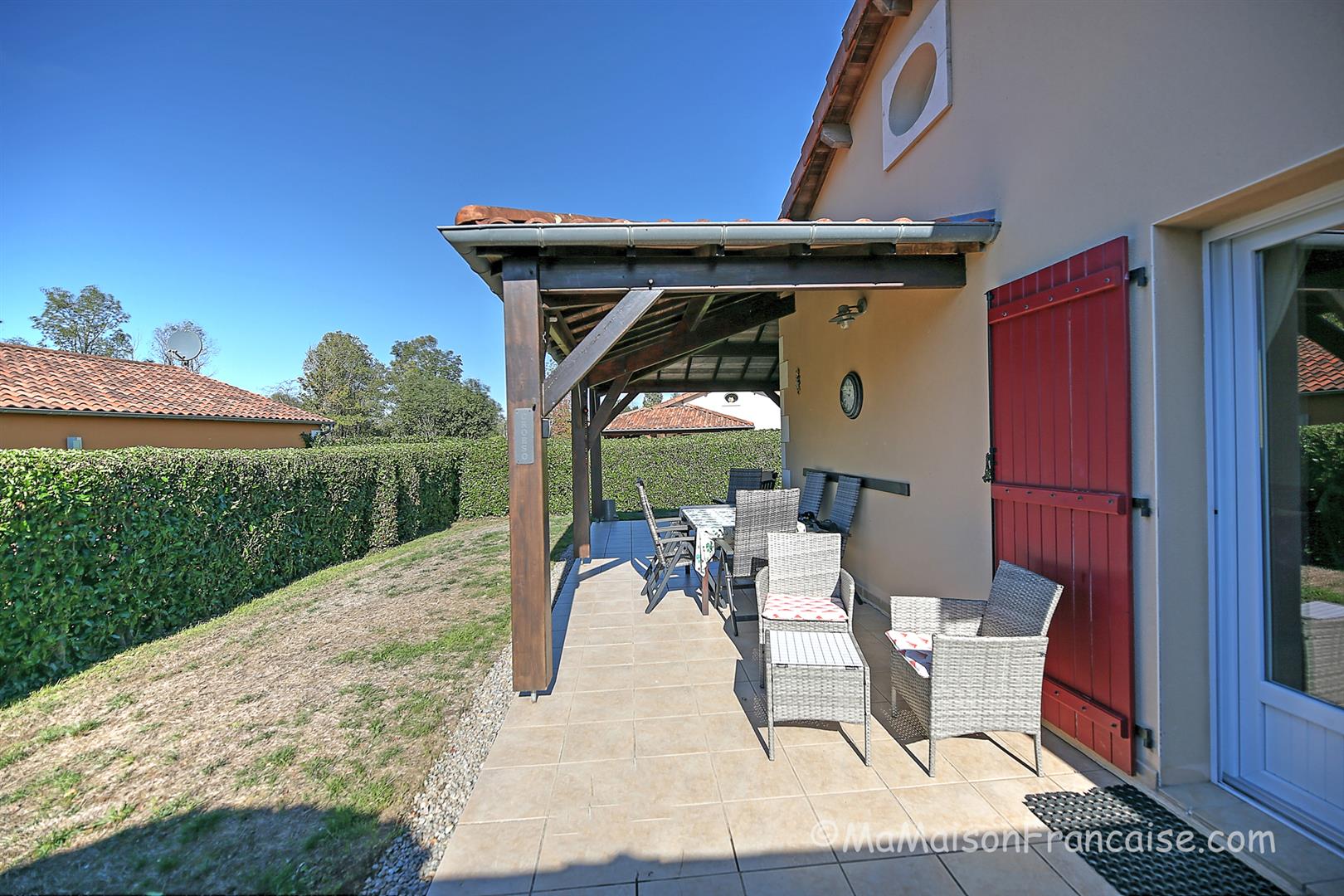 Well maintained 2bed/2bath Villa, communal swimming pool close to a 27 hole golf course