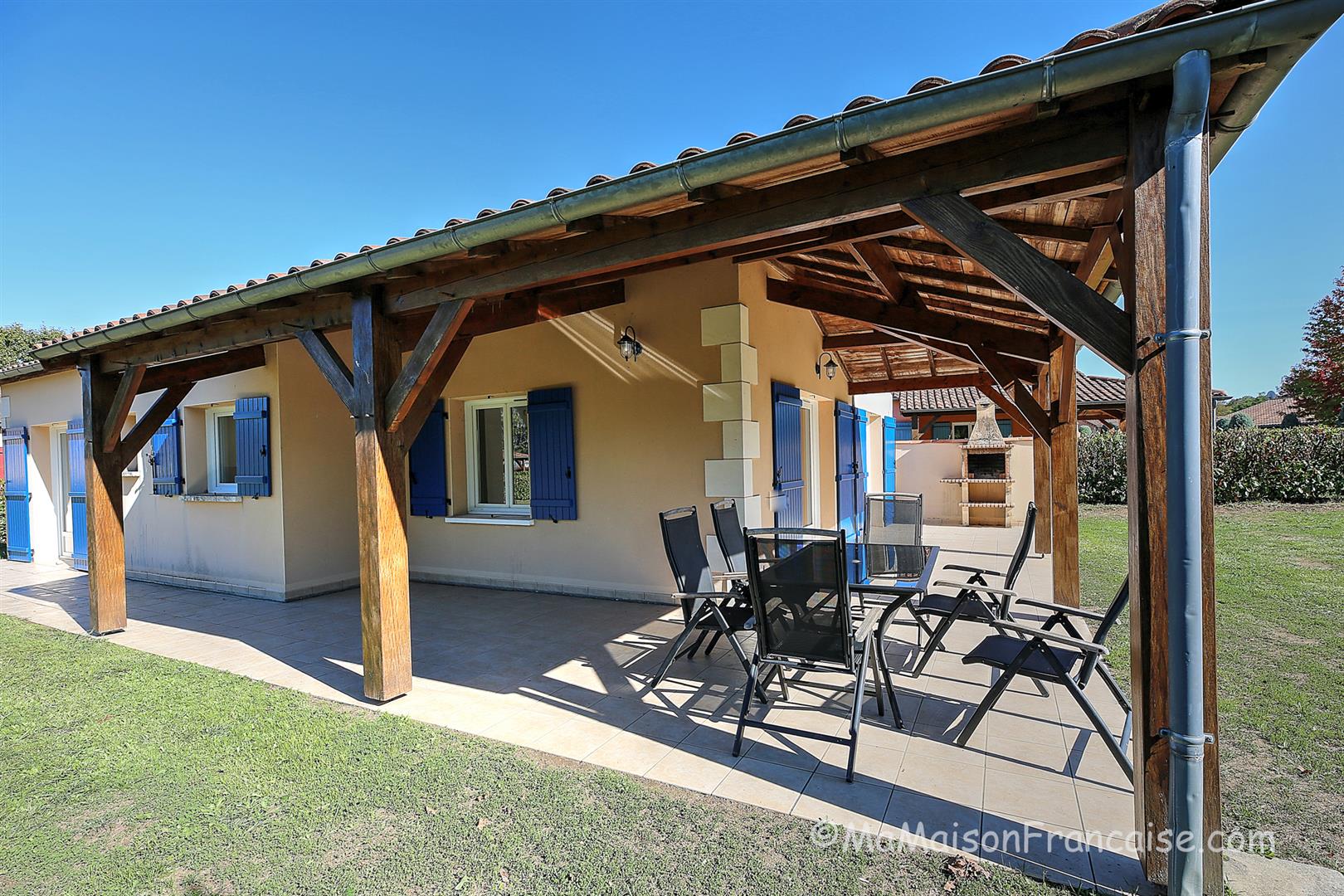 Villa 3 bed/2bath near 27 hole golf course, with on site facilities including swimming pool