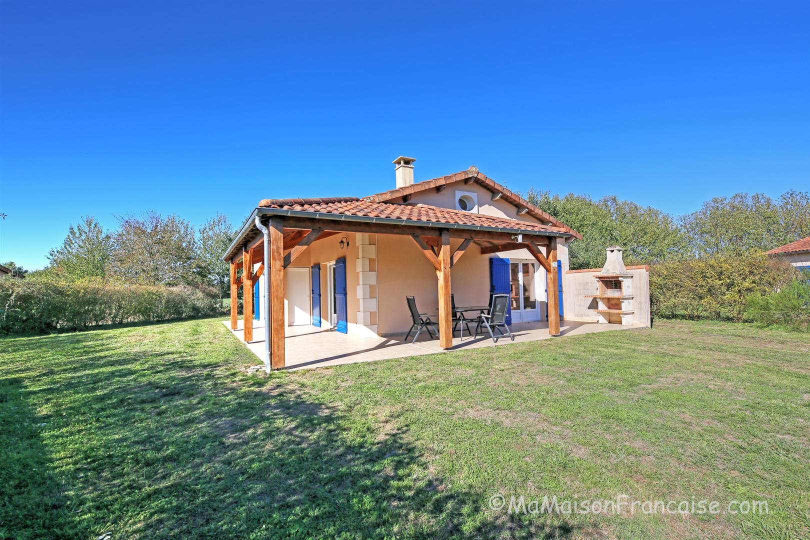 Immaculate 2bed/2bath Villa, communal swimming pool close to a 27 hole golf course