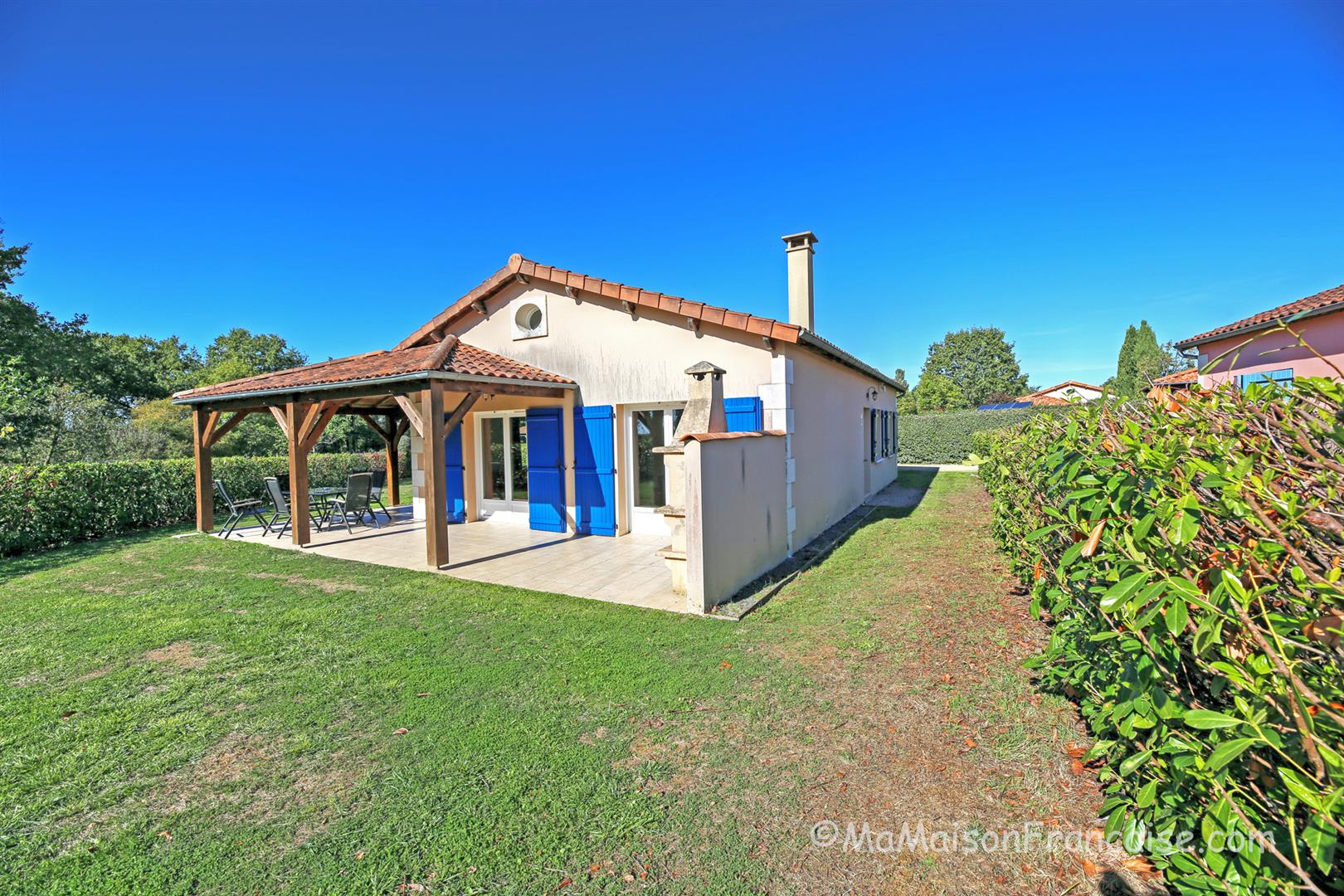 Villa 3 bed/2bath near 27 hole golf course, with on site facilities including swimming pool