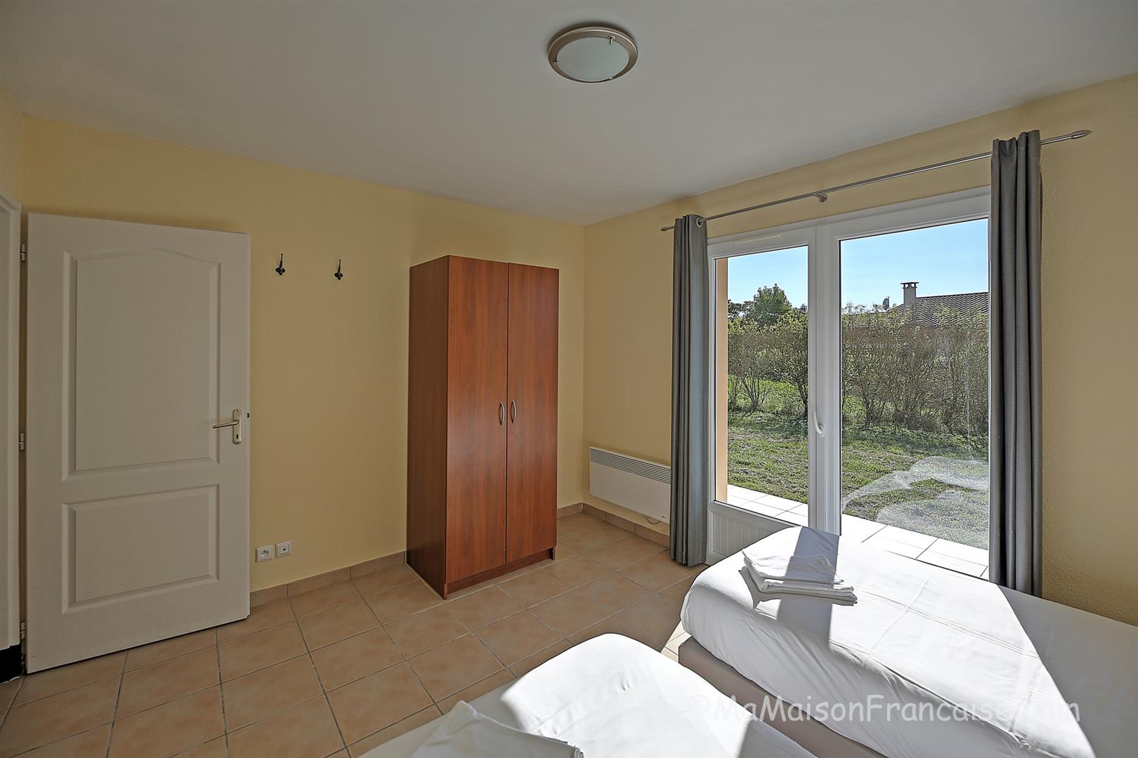 Immaculate 2bed/2bath Villa, communal swimming pool close to a 27 hole golf course
