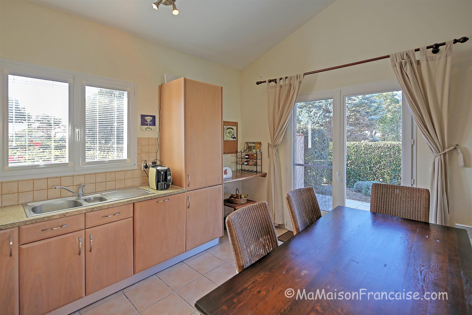 Well maintained 2bed/2bath Villa, communal swimming pool close to a 27 hole golf course