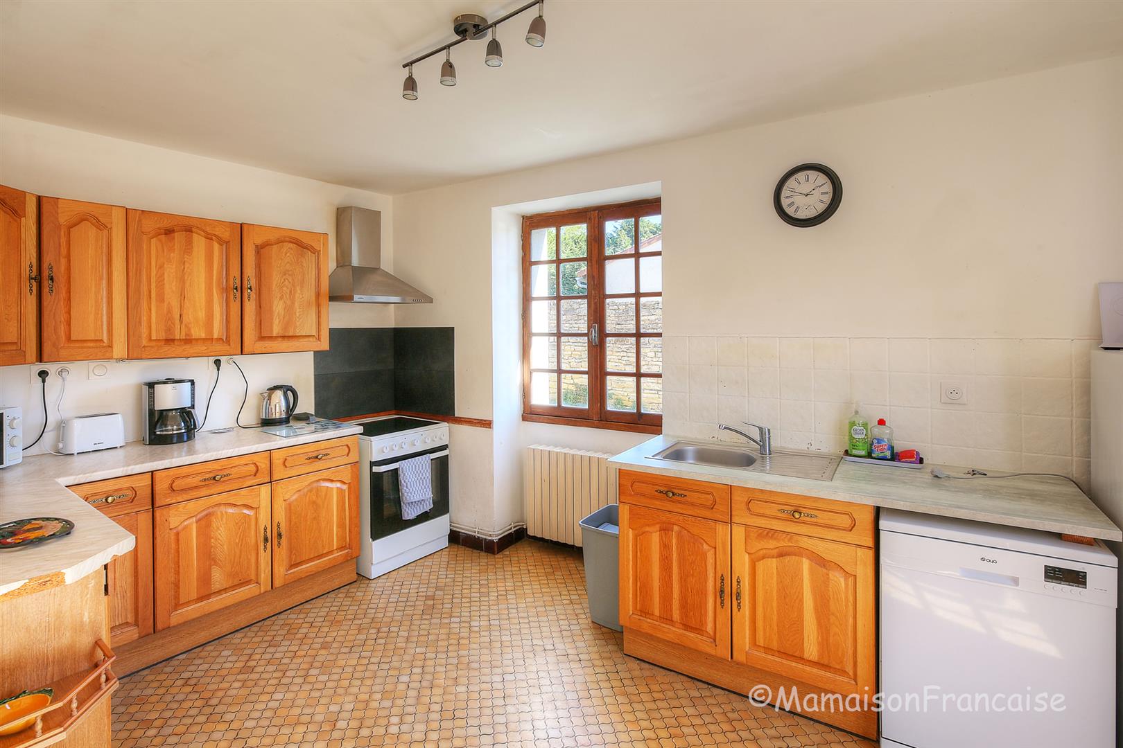 Detached 4 bed/2 bath village house with courtyard, garden & garage.