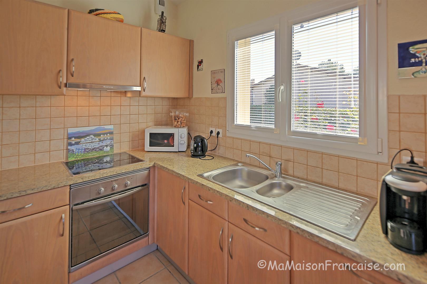 Well maintained 2bed/2bath Villa, communal swimming pool close to a 27 hole golf course