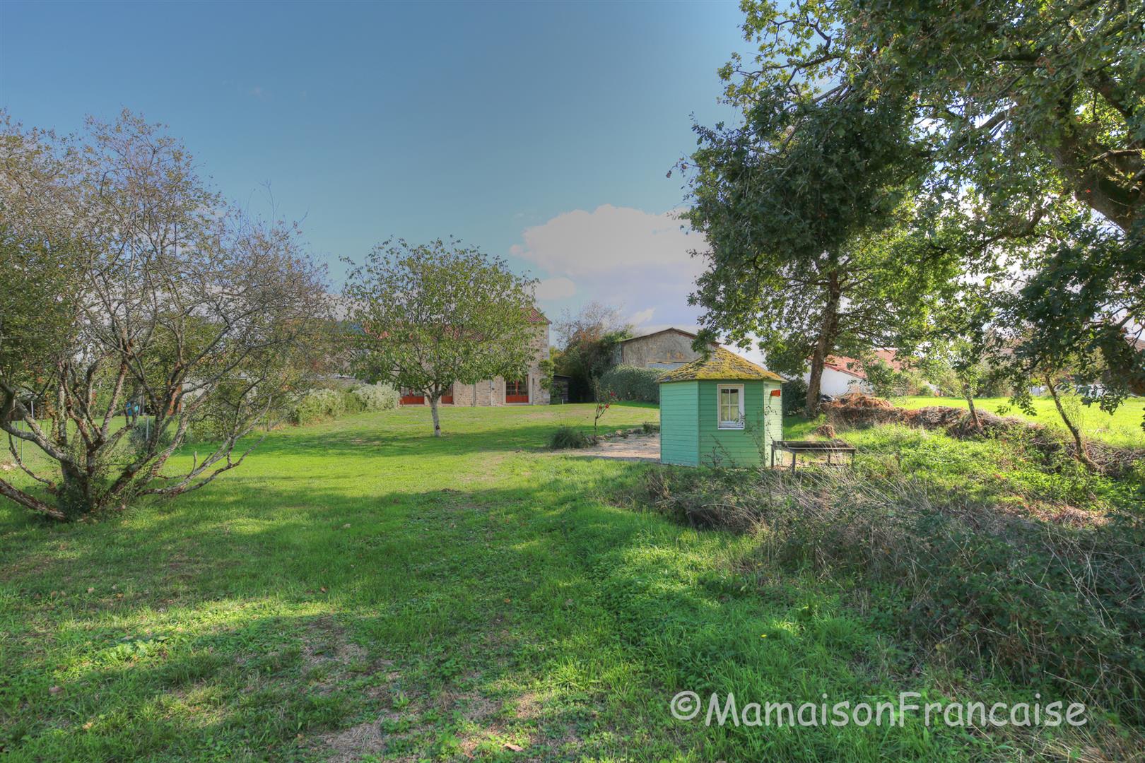 Immaculate village house 3bed/2bath, large gardens next to a golf course