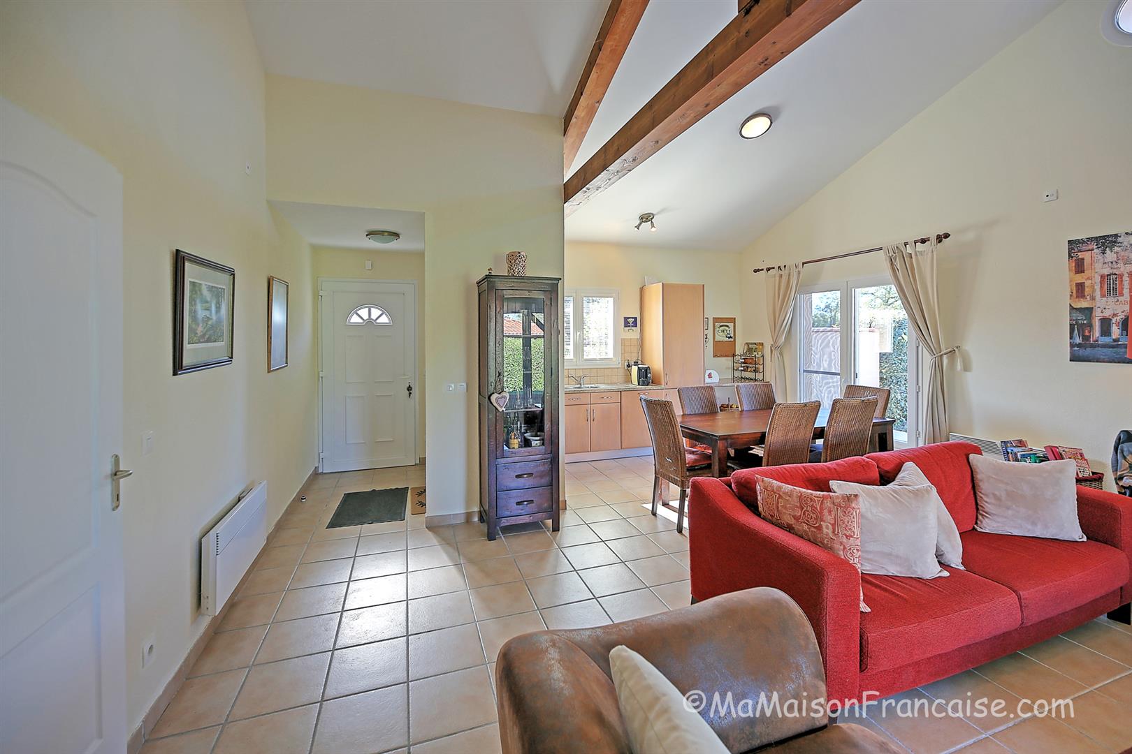 Well maintained 2bed/2bath Villa, communal swimming pool close to a 27 hole golf course