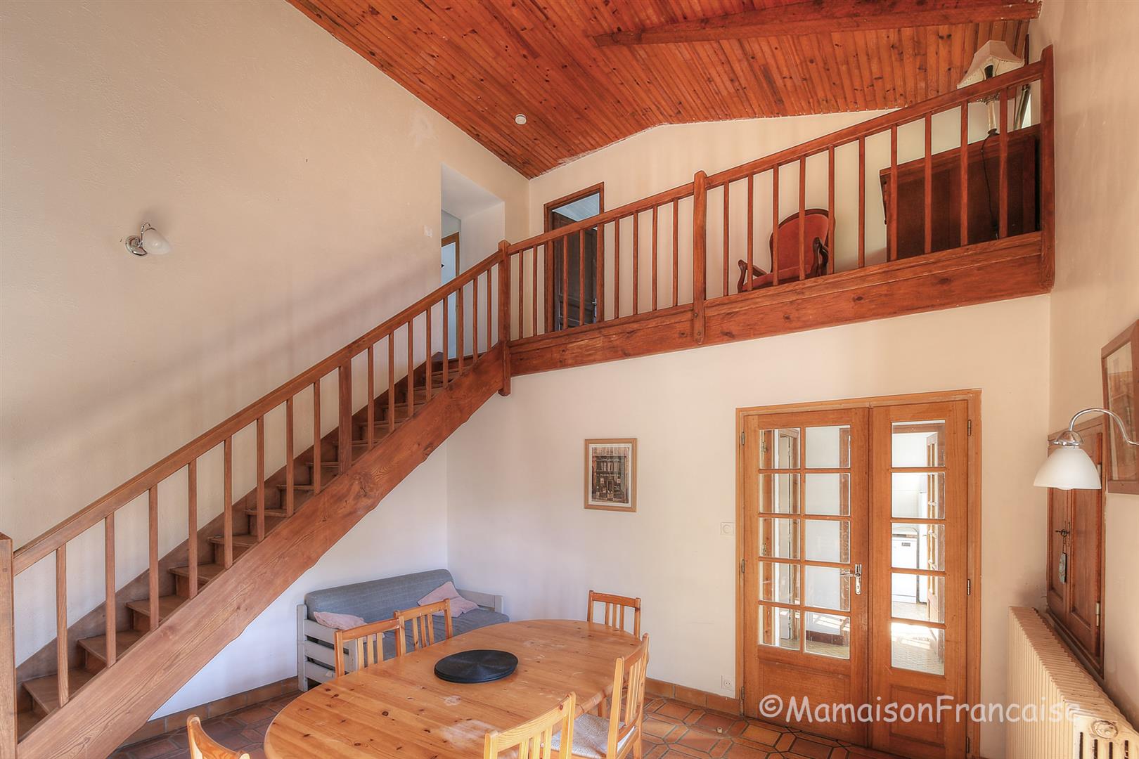 Detached 4 bed/2 bath village house with courtyard, garden & garage.