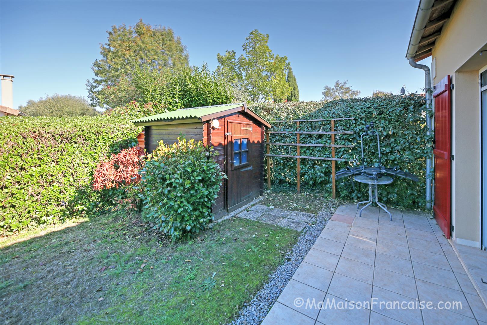 Well maintained 2bed/2bath Villa, communal swimming pool close to a 27 hole golf course