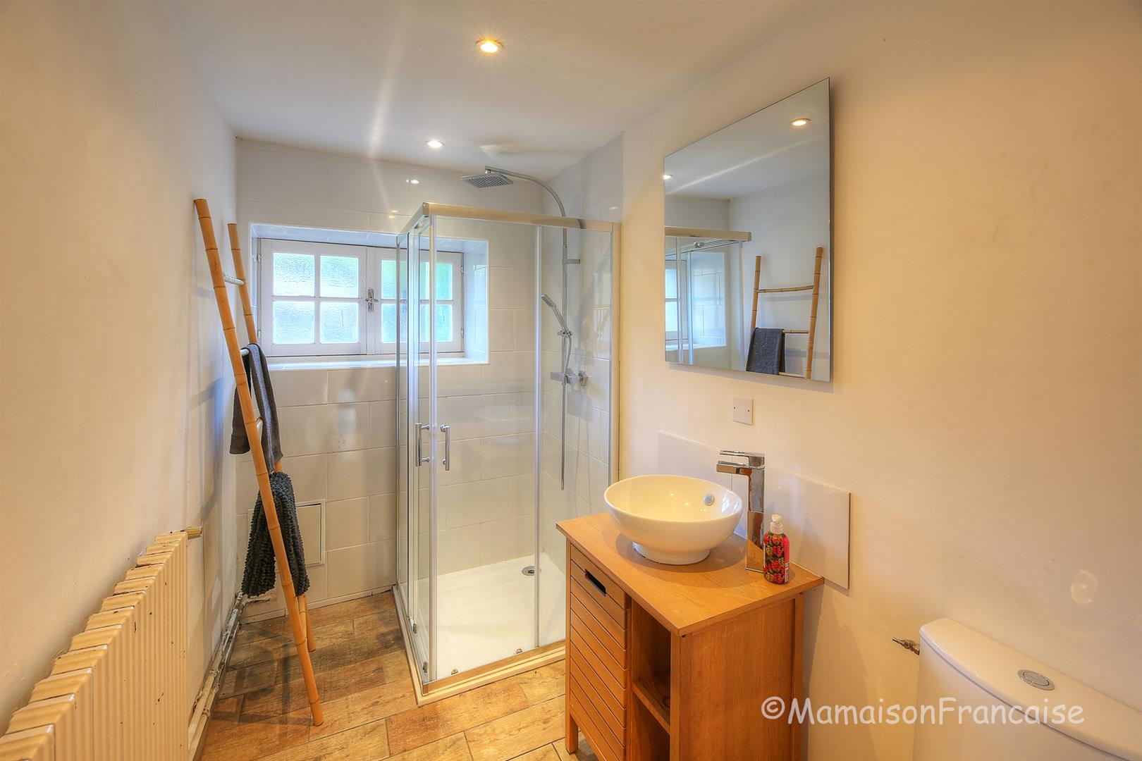 Detached 4 bed/2 bath village house with courtyard, garden & garage.