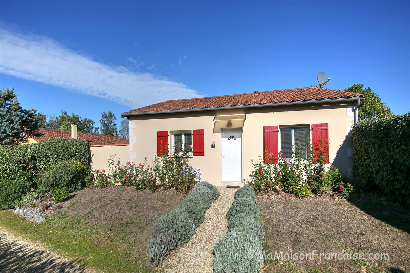 Well maintained 2bed/2bath Villa, communal swimming pool close to a 27 hole golf course