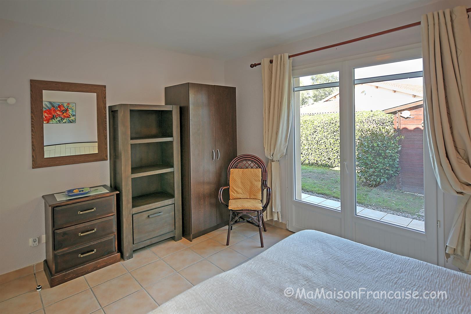 Well maintained 2bed/2bath Villa, communal swimming pool close to a 27 hole golf course